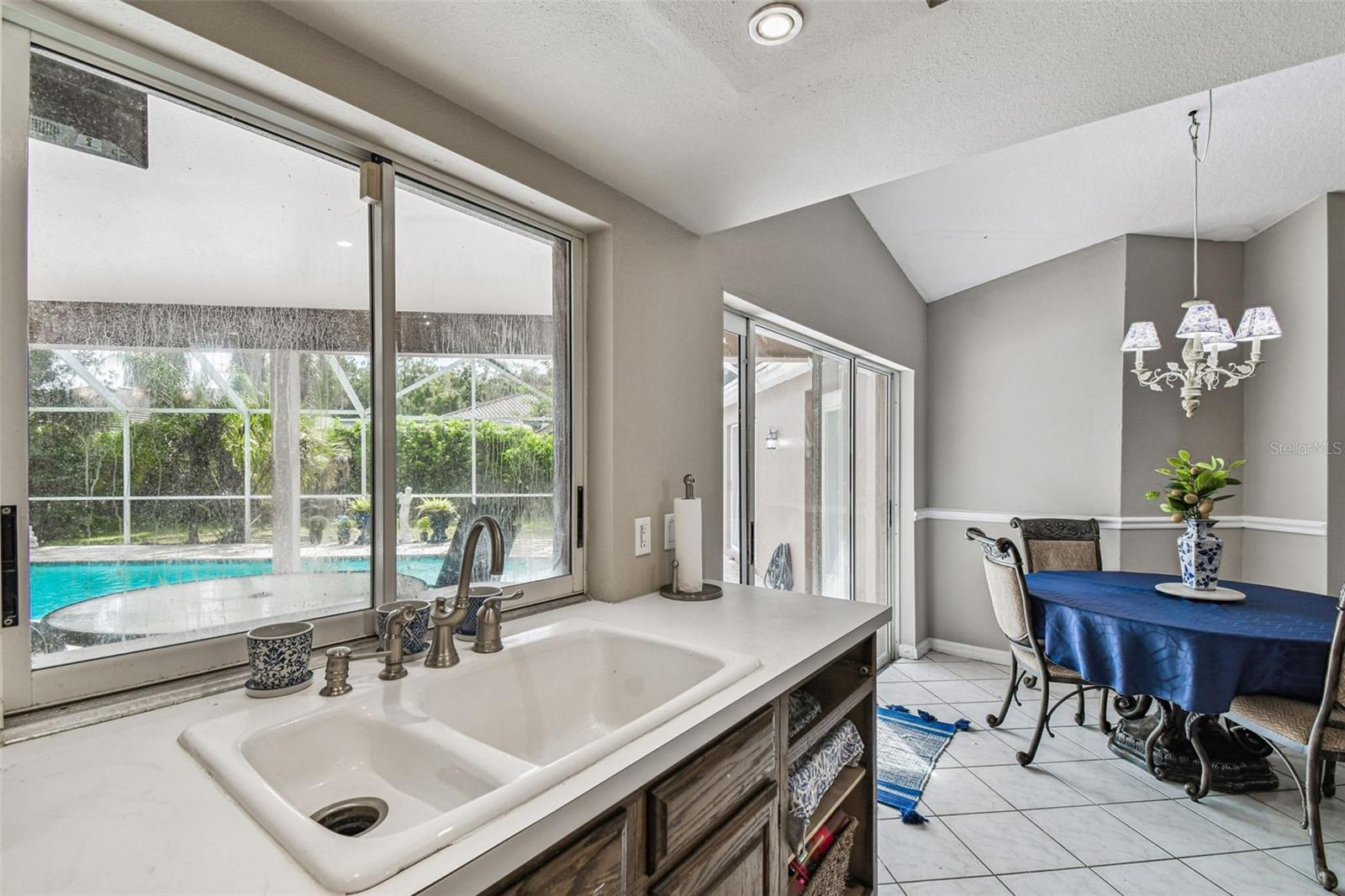 Listing photo id 41 for 1384 Forestedge Boulevard
