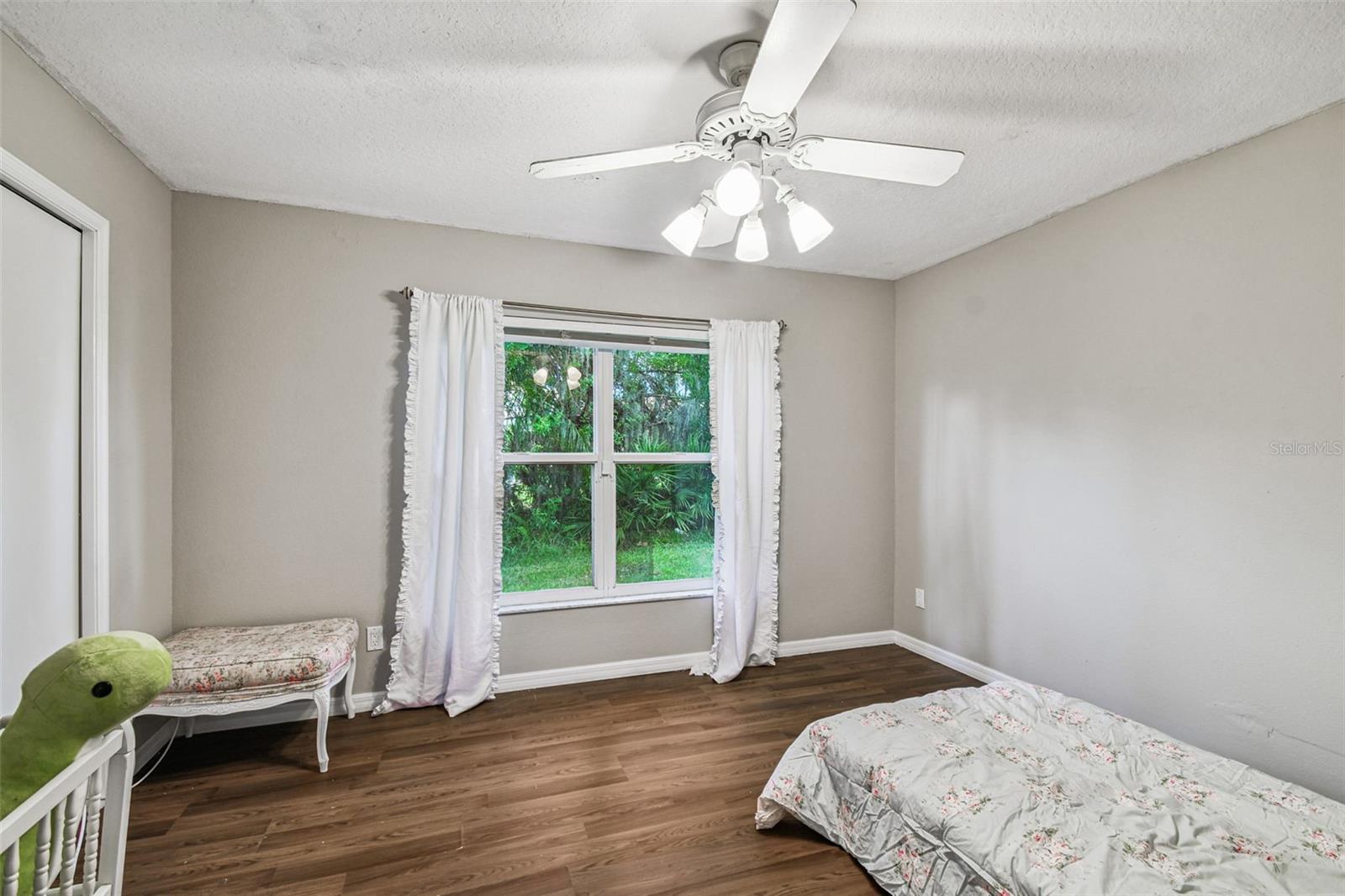Listing photo id 46 for 1384 Forestedge Boulevard