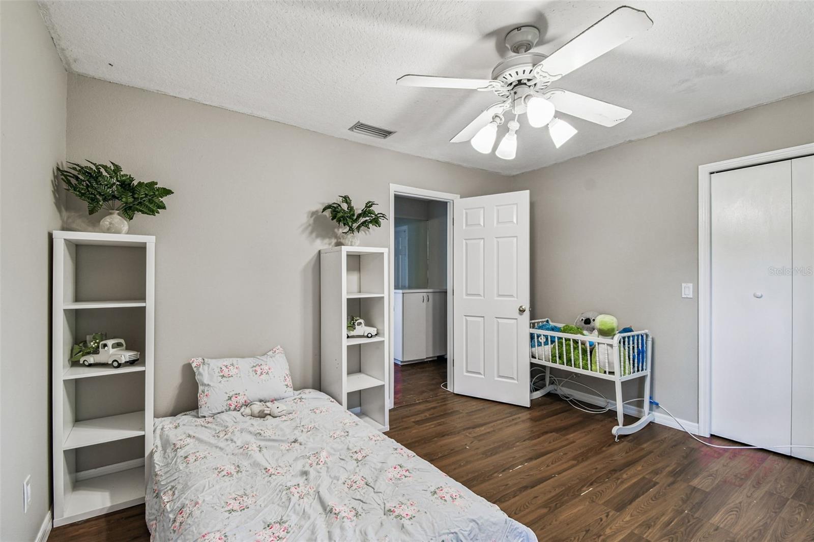 Listing photo id 47 for 1384 Forestedge Boulevard