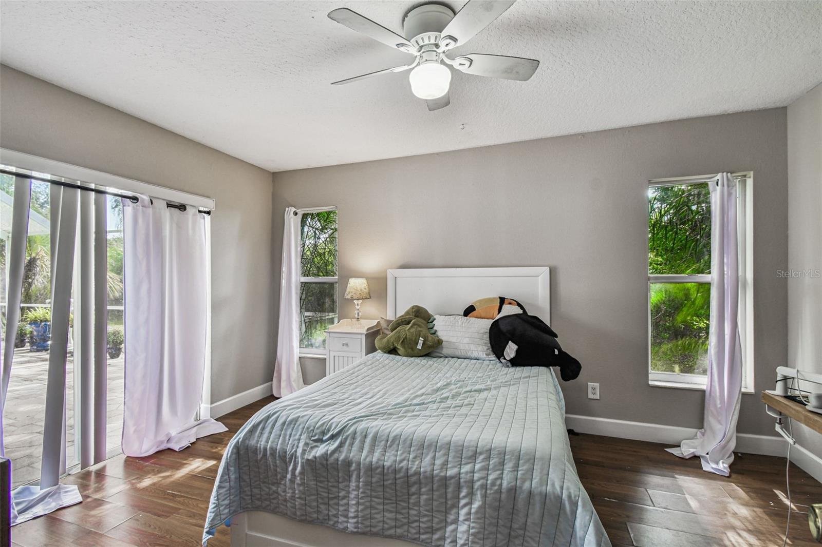 Listing photo id 48 for 1384 Forestedge Boulevard