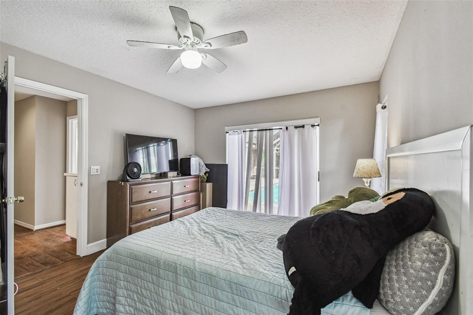 Listing photo id 49 for 1384 Forestedge Boulevard