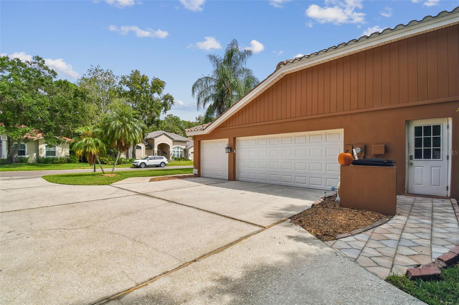 Listing photo id 55 for 1384 Forestedge Boulevard
