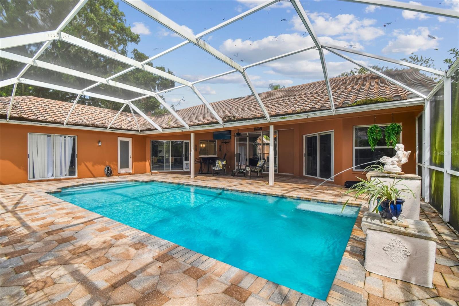 Listing photo id 4 for 1384 Forestedge Boulevard