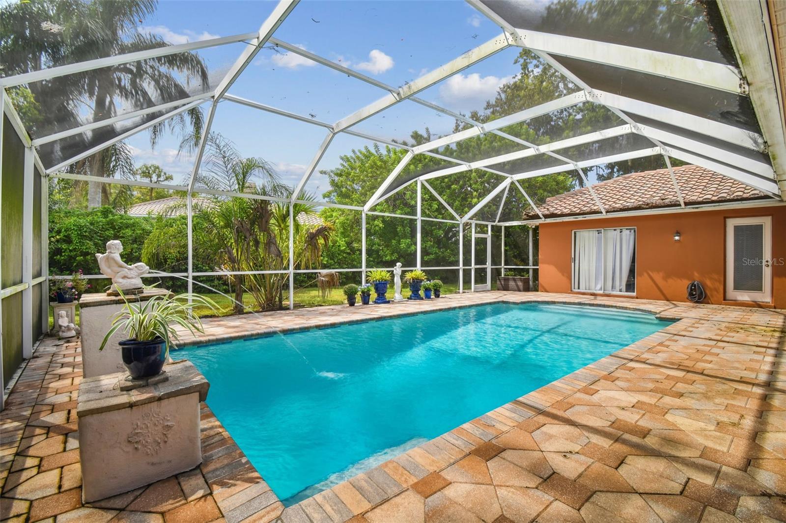 Listing photo id 5 for 1384 Forestedge Boulevard