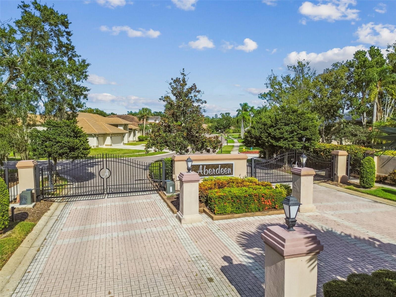 Listing photo id 77 for 1384 Forestedge Boulevard