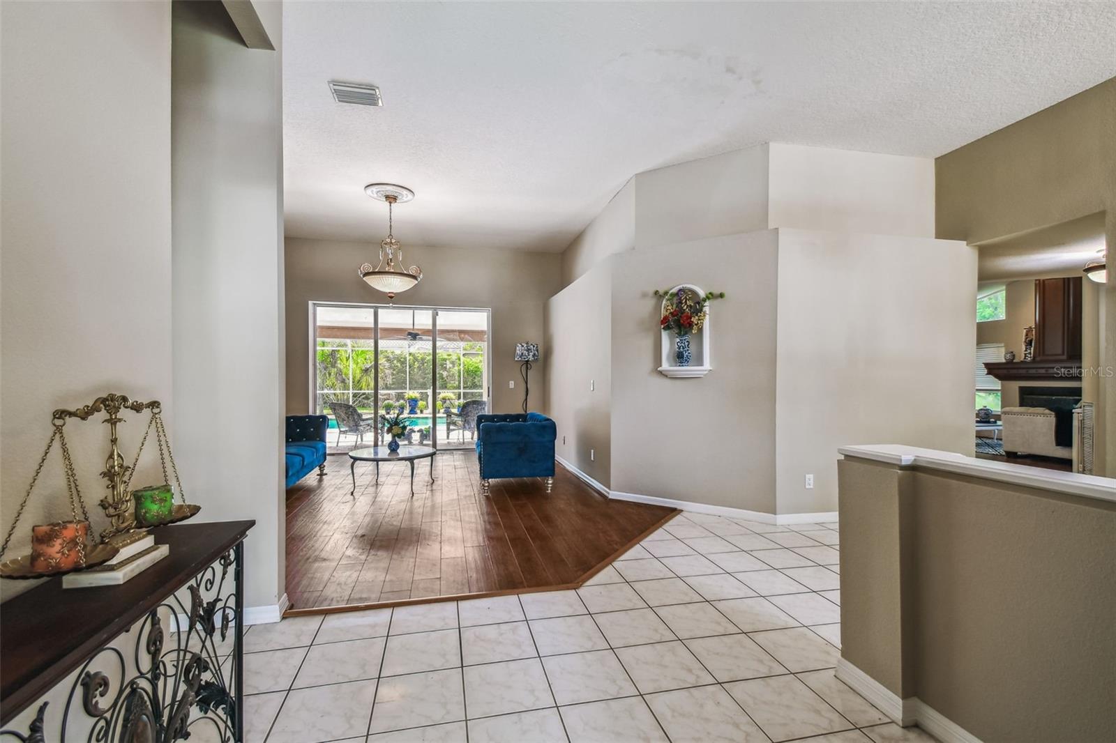 Listing photo id 7 for 1384 Forestedge Boulevard