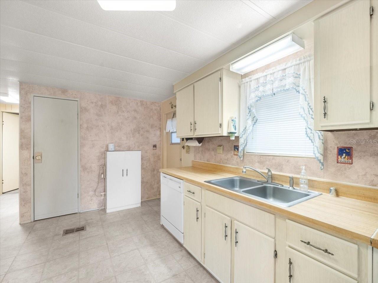Image 19 of 38 For 8221 Highpoint Boulevard