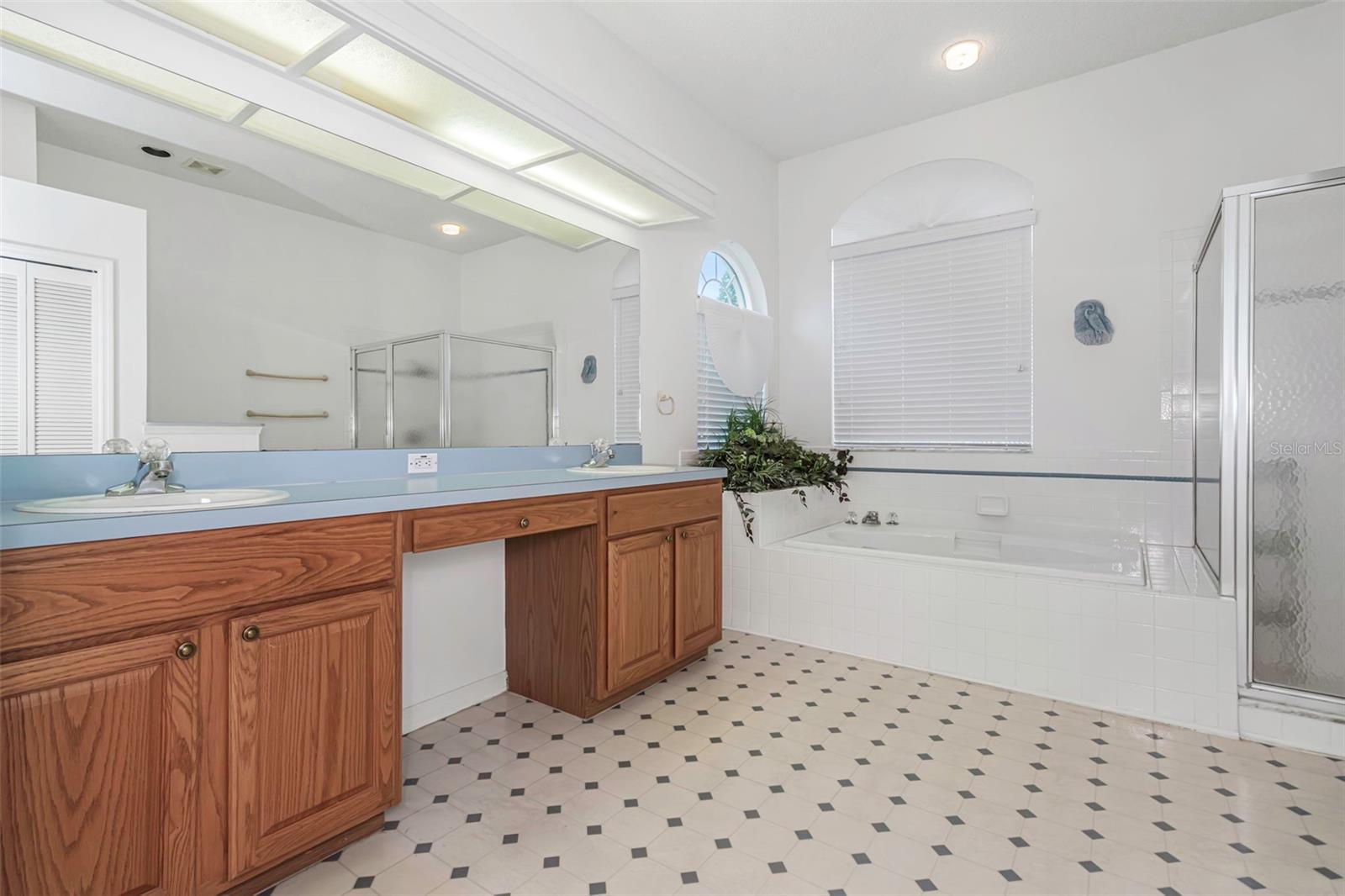 Image 25 of 47 For 9807 Oakwood Hills Court