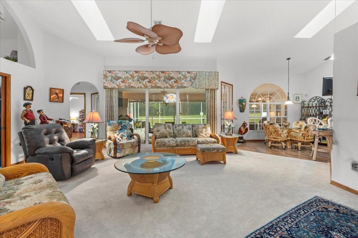 Listing photo id 8 for 74 Forest Wood Court