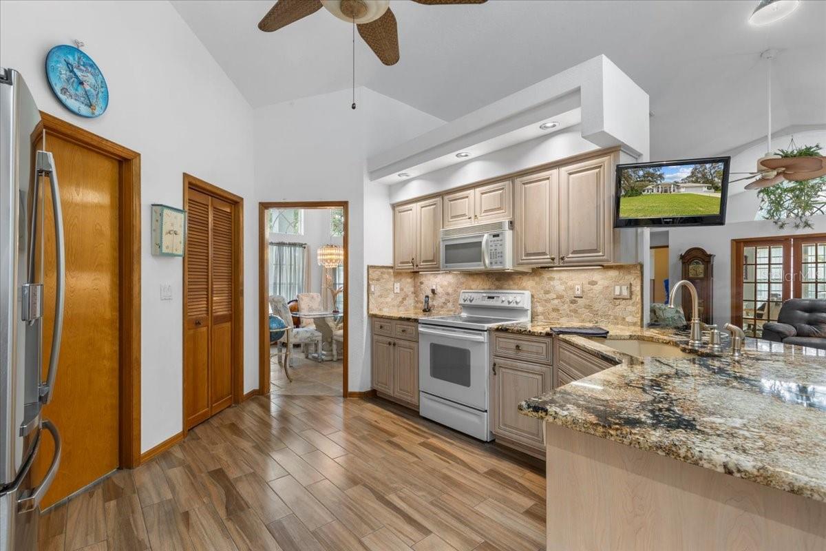 Listing photo id 9 for 74 Forest Wood Court