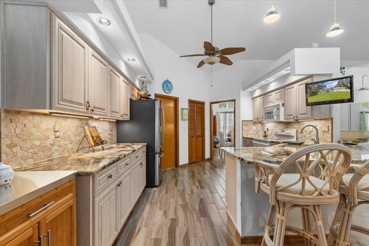 Listing photo id 11 for 74 Forest Wood Court
