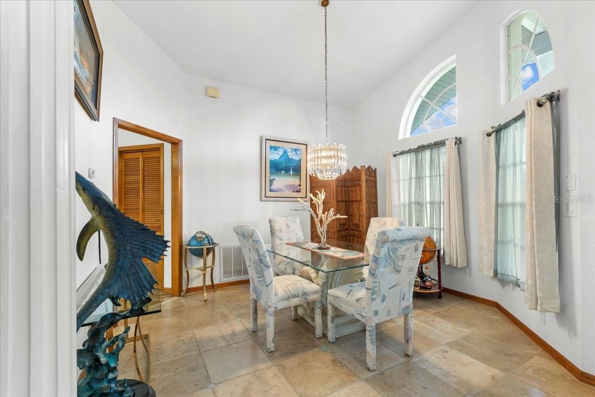 Listing photo id 13 for 74 Forest Wood Court
