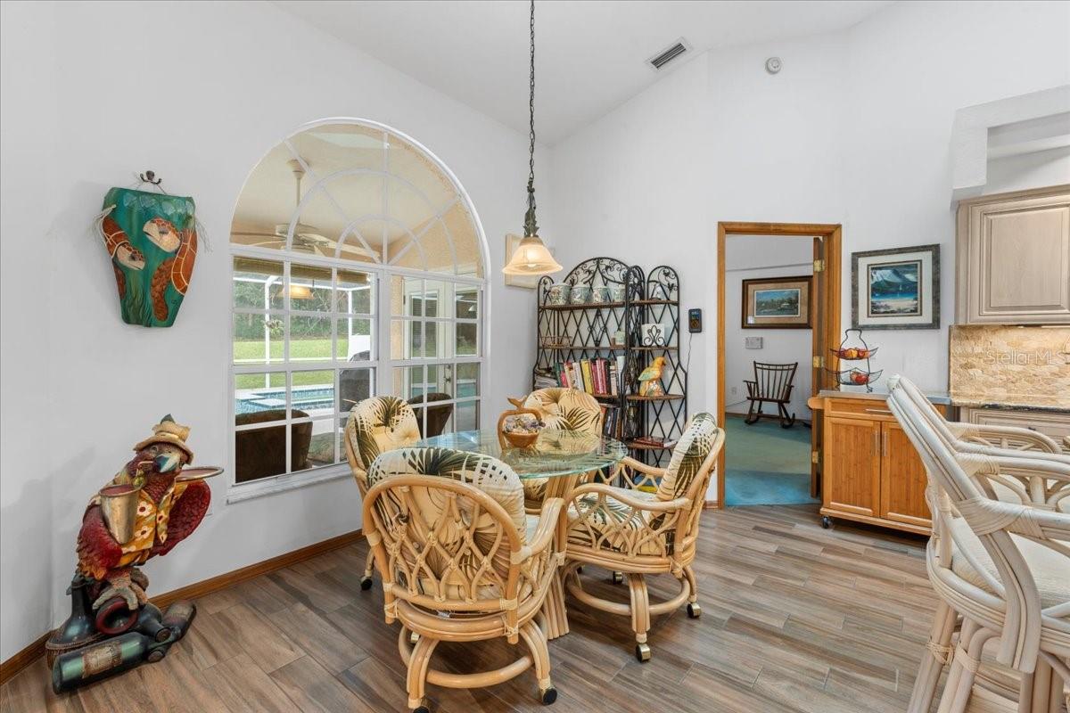 Listing photo id 15 for 74 Forest Wood Court