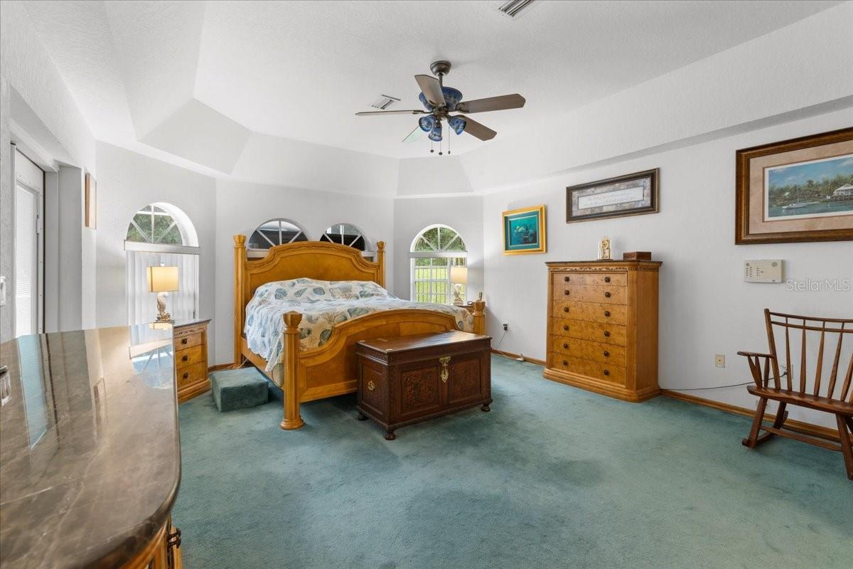Listing photo id 17 for 74 Forest Wood Court