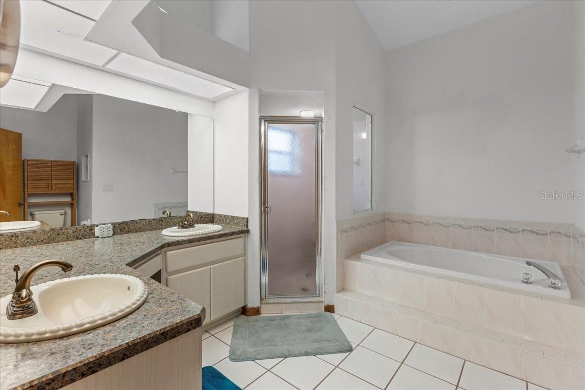 Listing photo id 18 for 74 Forest Wood Court
