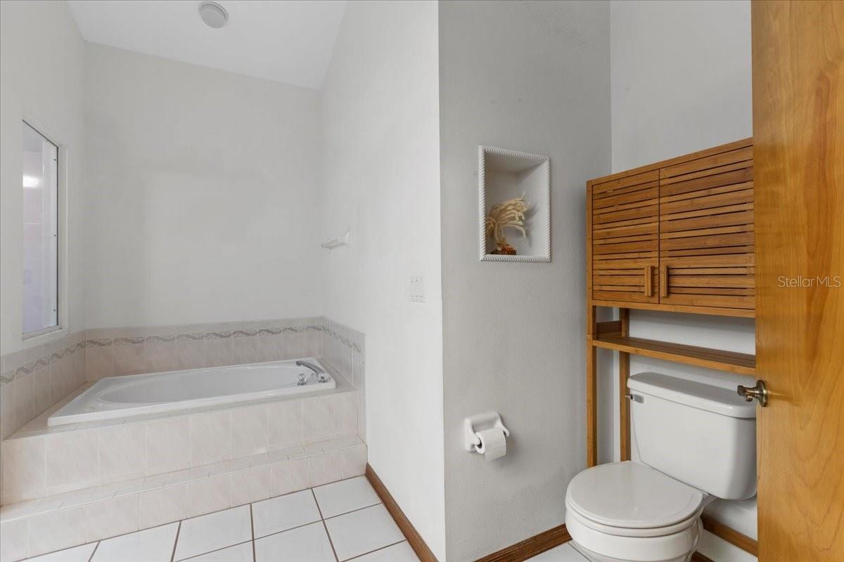 Listing photo id 19 for 74 Forest Wood Court
