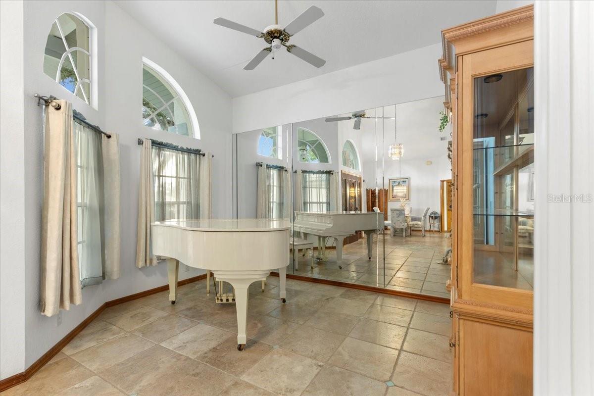 Listing photo id 21 for 74 Forest Wood Court
