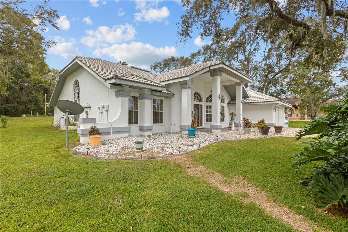 Listing photo id 3 for 74 Forest Wood Court