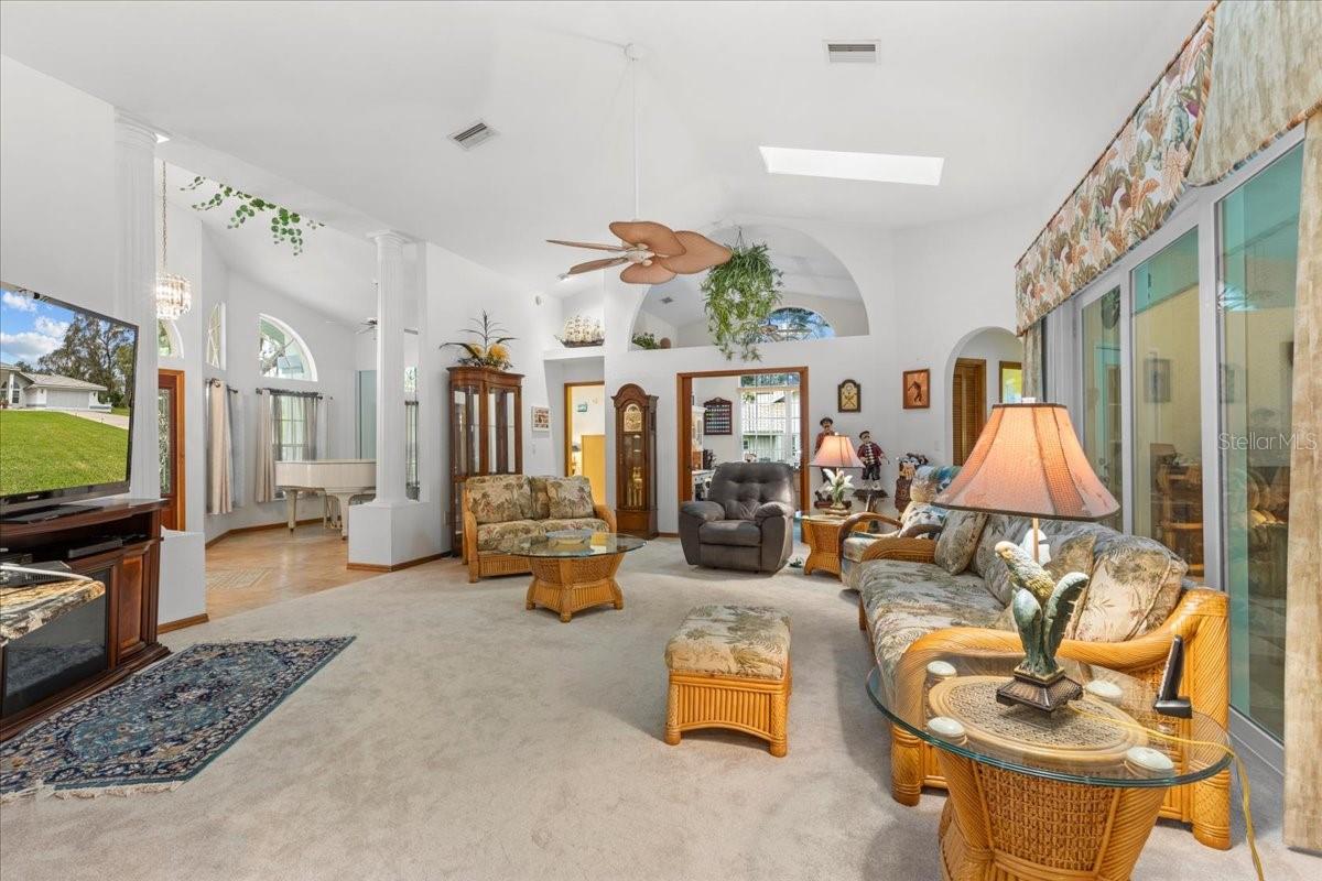 Listing photo id 6 for 74 Forest Wood Court