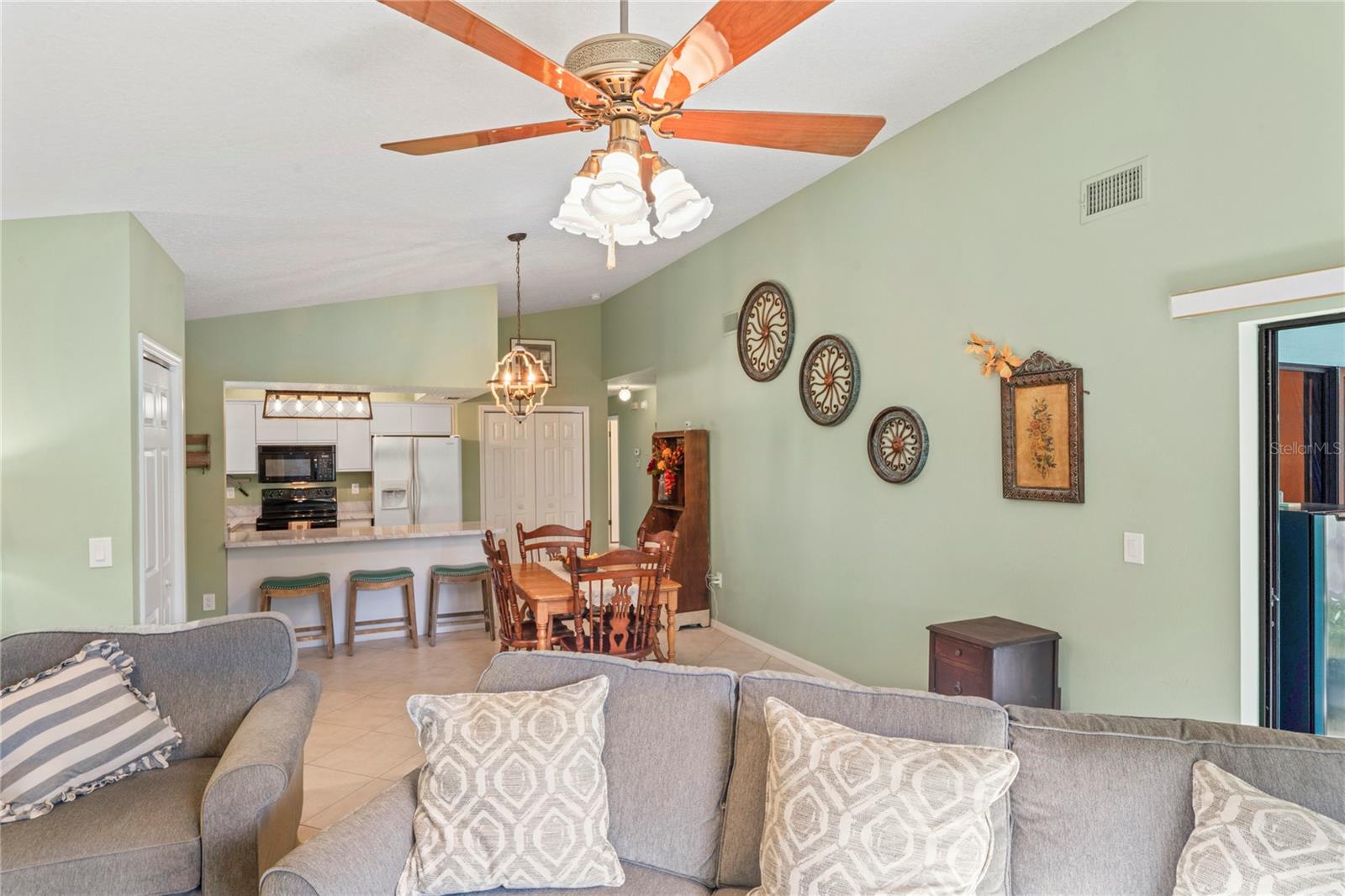 Listing photo id 8 for 9195 Lingrove Road