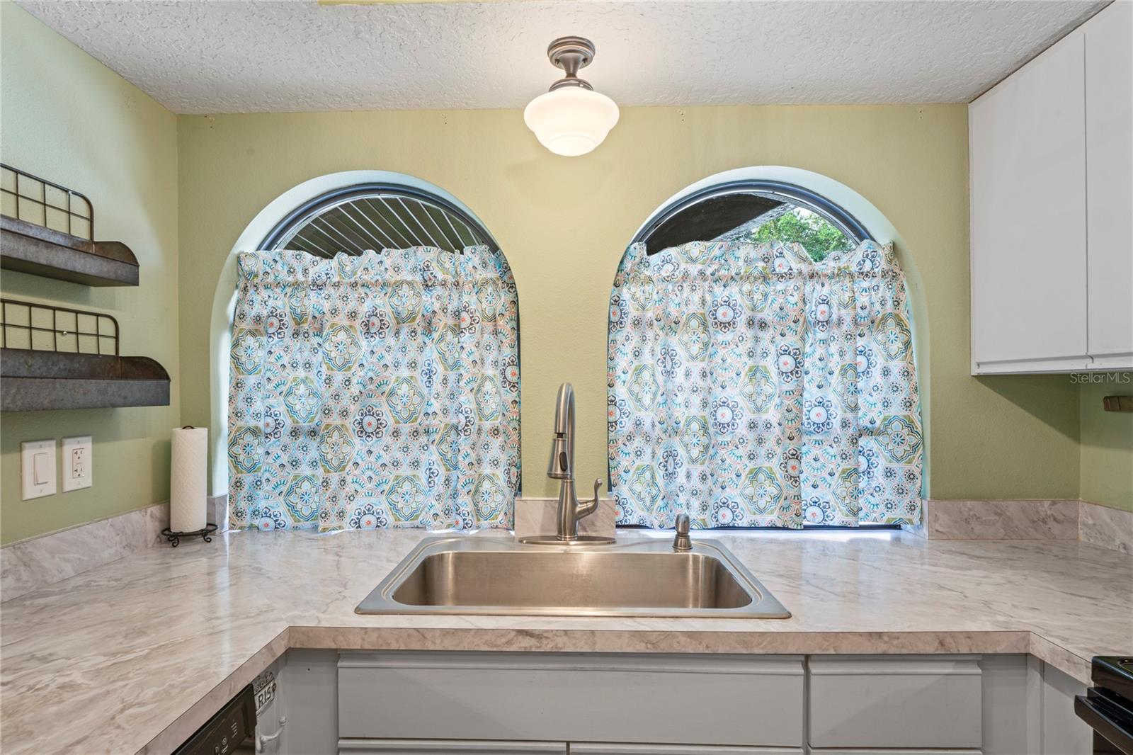 Listing photo id 13 for 9195 Lingrove Road