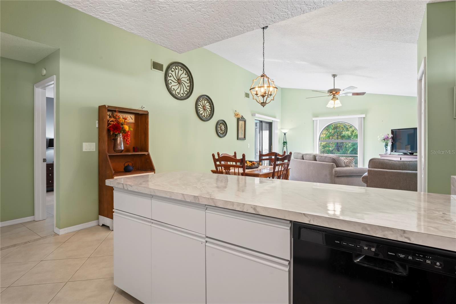 Listing photo id 14 for 9195 Lingrove Road