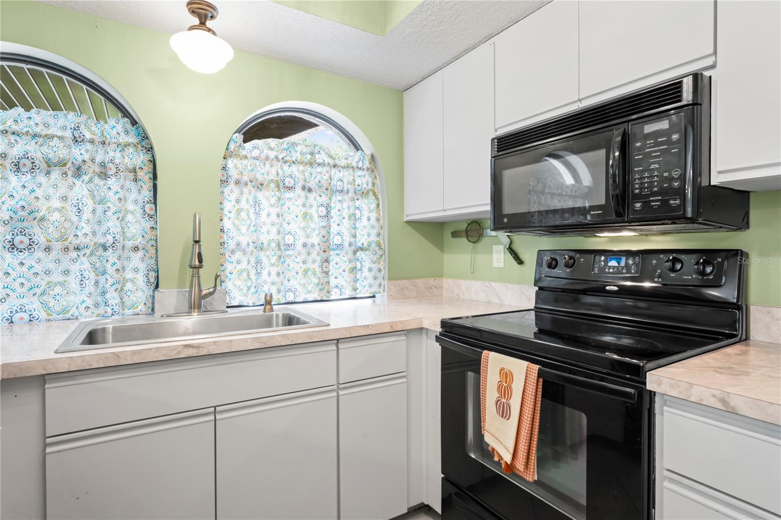Listing photo id 15 for 9195 Lingrove Road