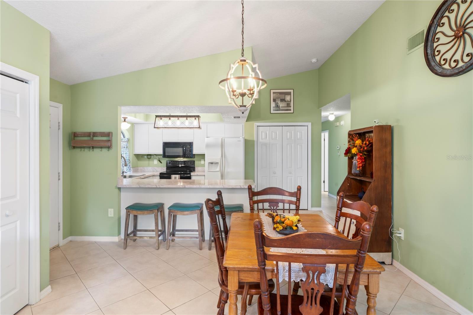 Listing photo id 17 for 9195 Lingrove Road