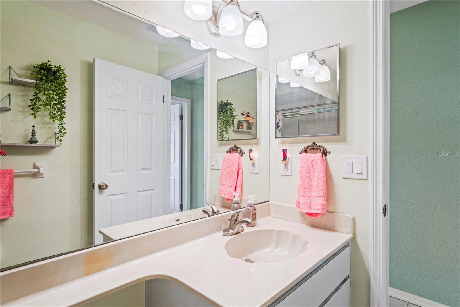 Listing photo id 28 for 9195 Lingrove Road