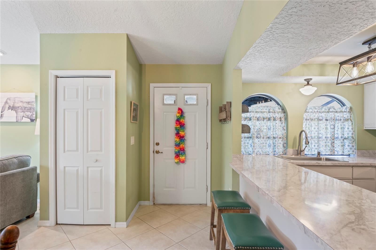 Listing photo id 4 for 9195 Lingrove Road