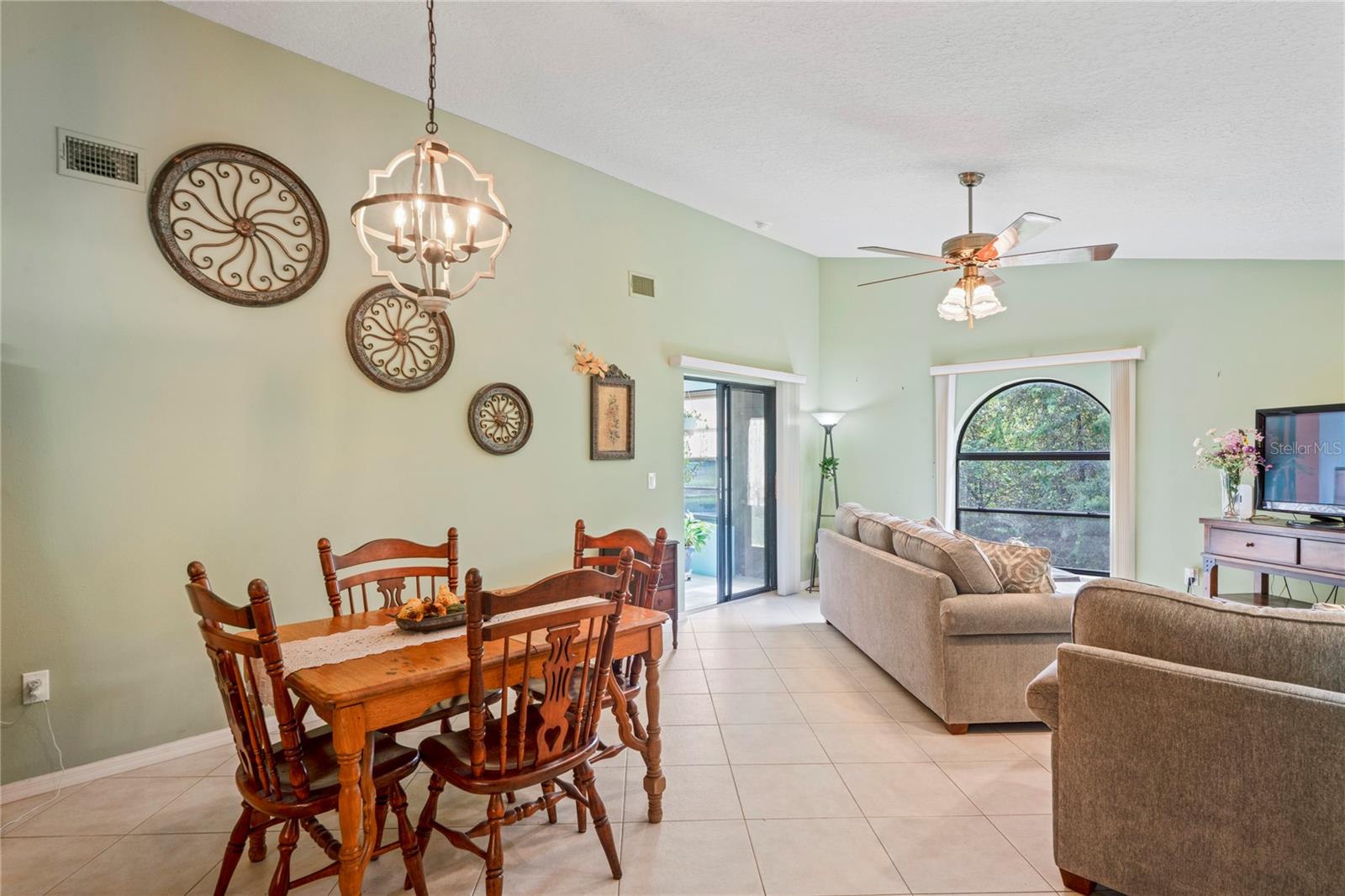 Listing photo id 5 for 9195 Lingrove Road