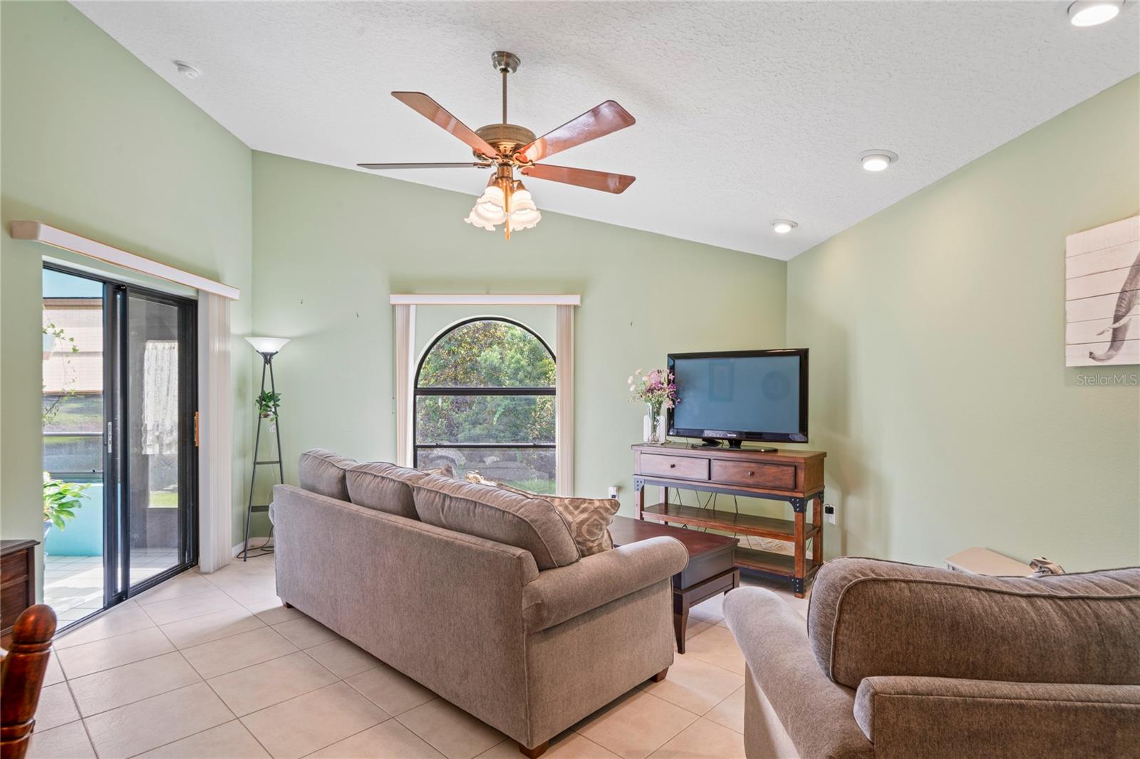 Listing photo id 6 for 9195 Lingrove Road