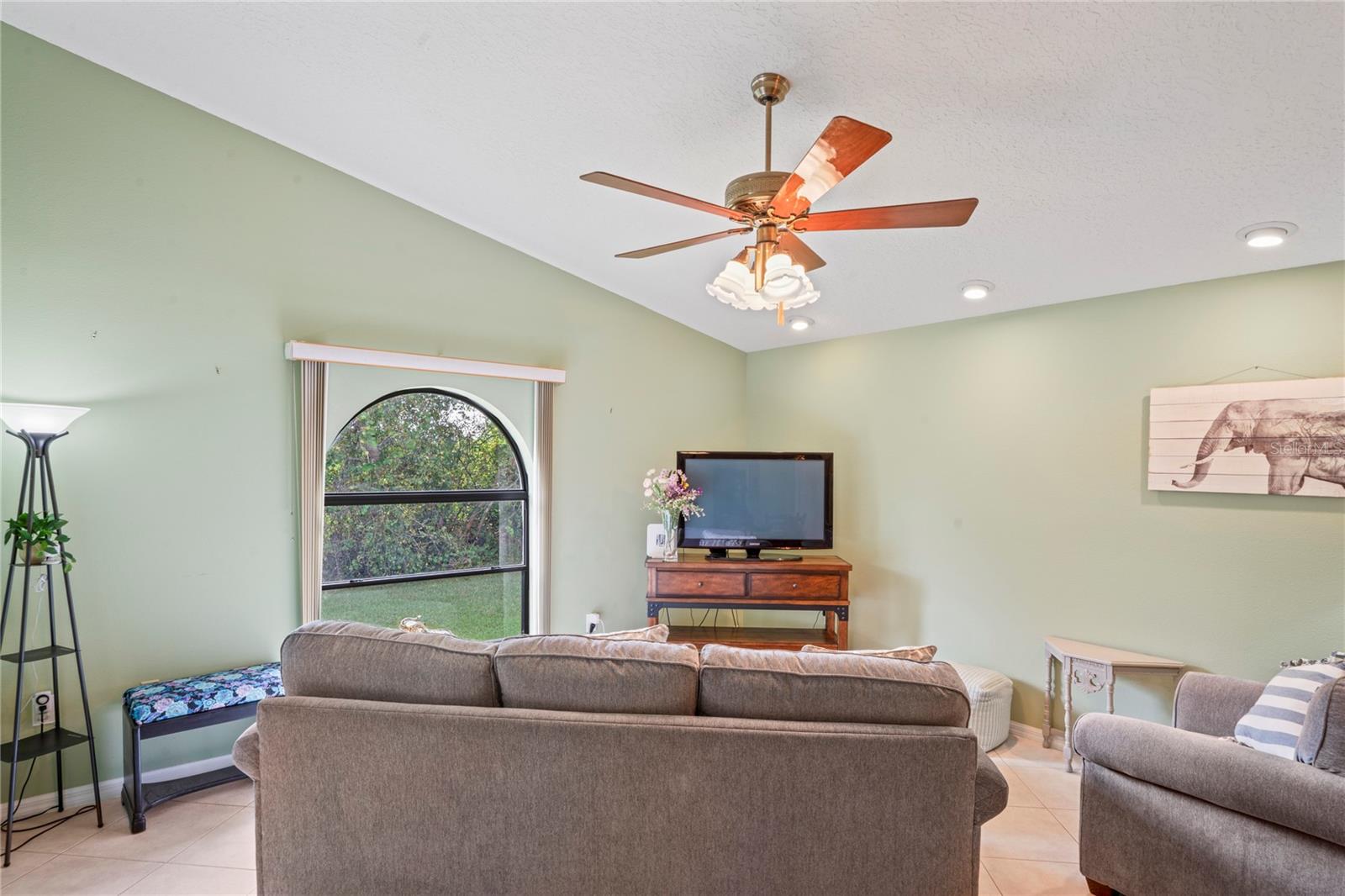 Listing photo id 7 for 9195 Lingrove Road