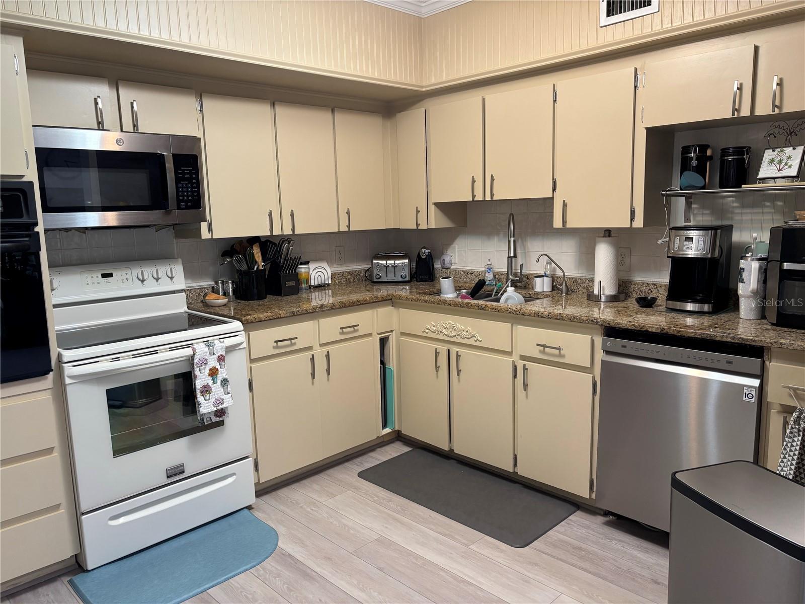 Image 7 of 29 For 2426 Ecuadorian Way 24