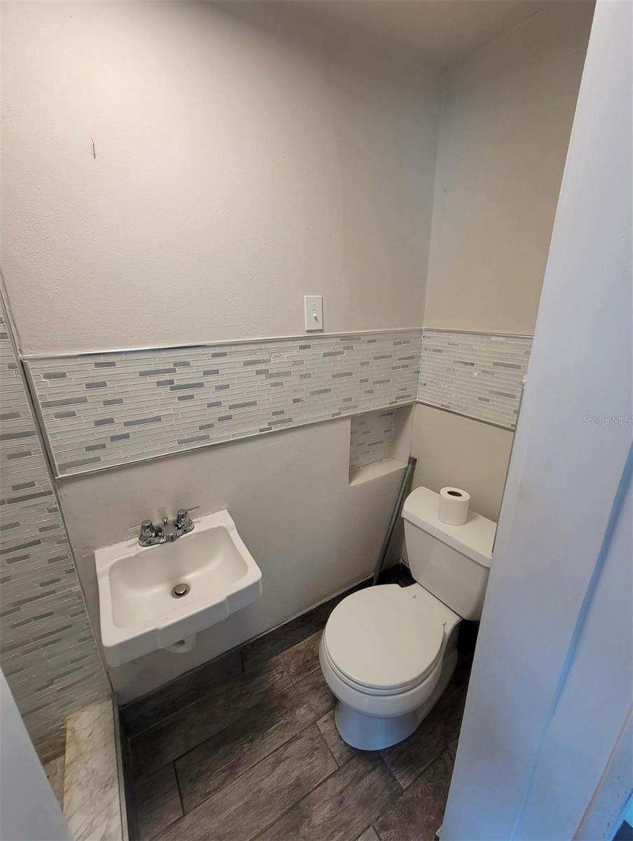 Image 23 of 41 For 6220 Glenwood Drive