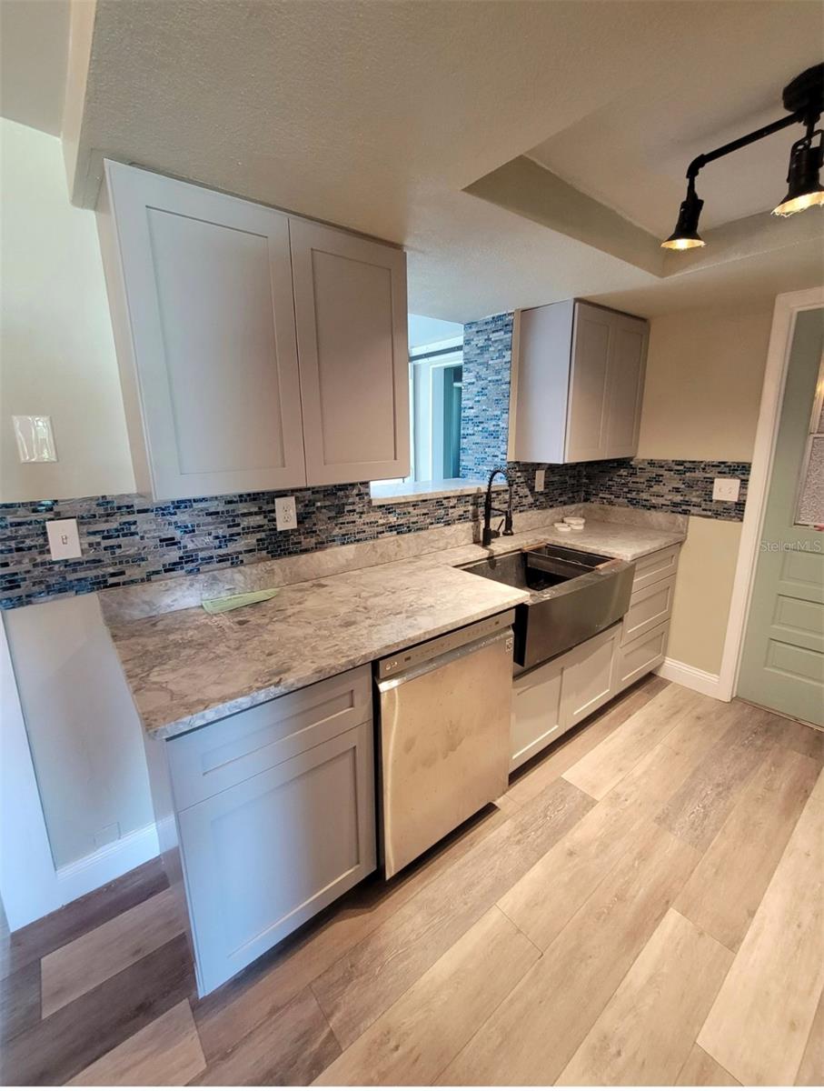 Image 4 of 41 For 6220 Glenwood Drive