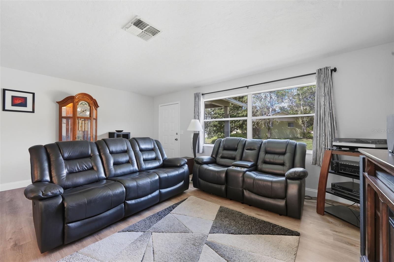 Listing photo id 8 for 146 Seymeria Drive