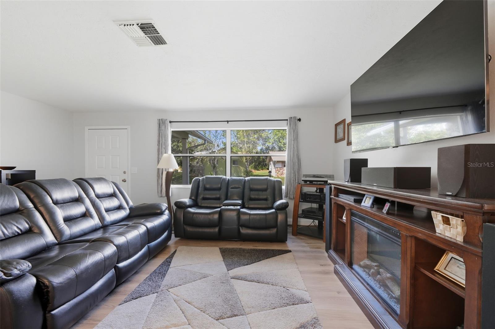 Listing photo id 7 for 146 Seymeria Drive