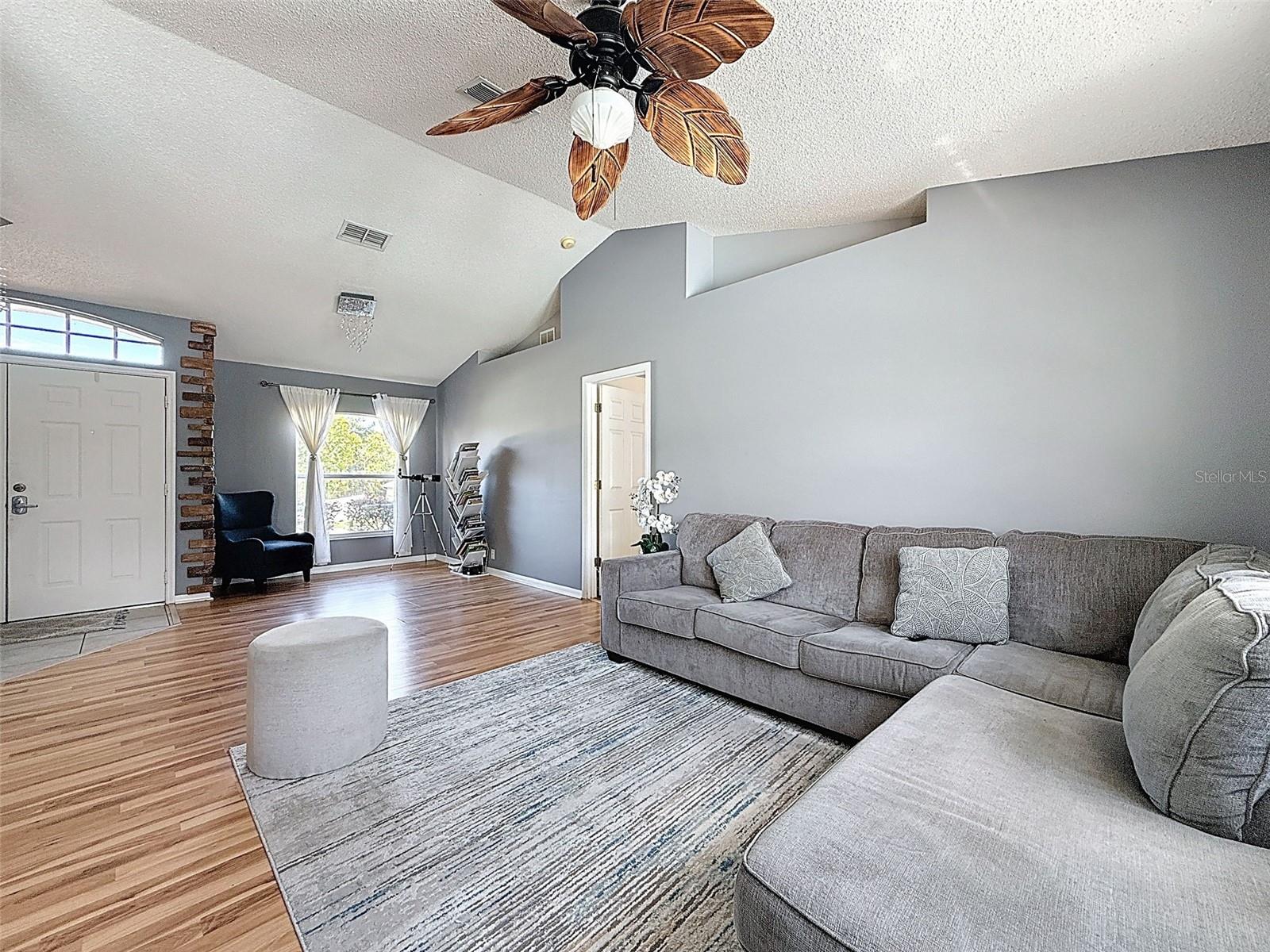 Listing photo id 13 for 12552 Corrine Avenue