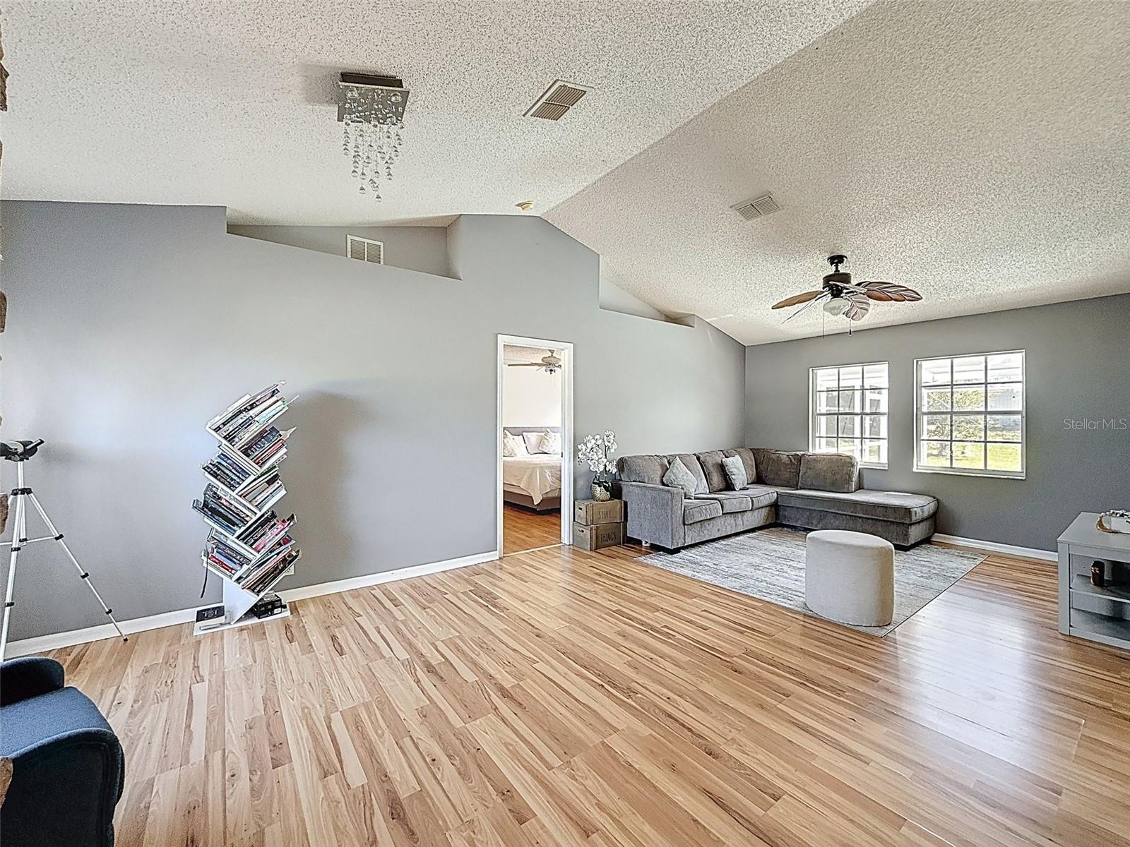 Listing photo id 16 for 12552 Corrine Avenue