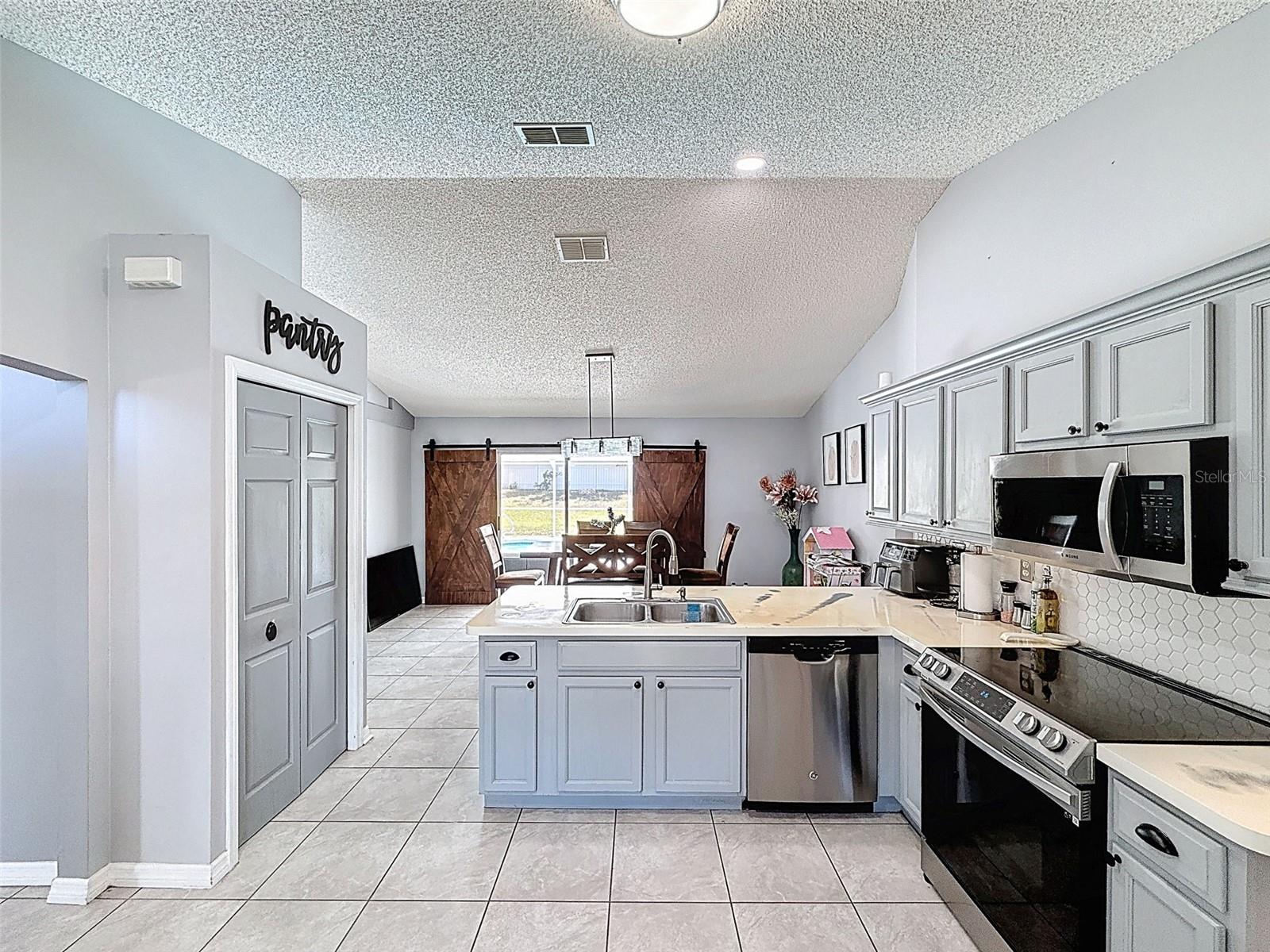 Listing photo id 31 for 12552 Corrine Avenue