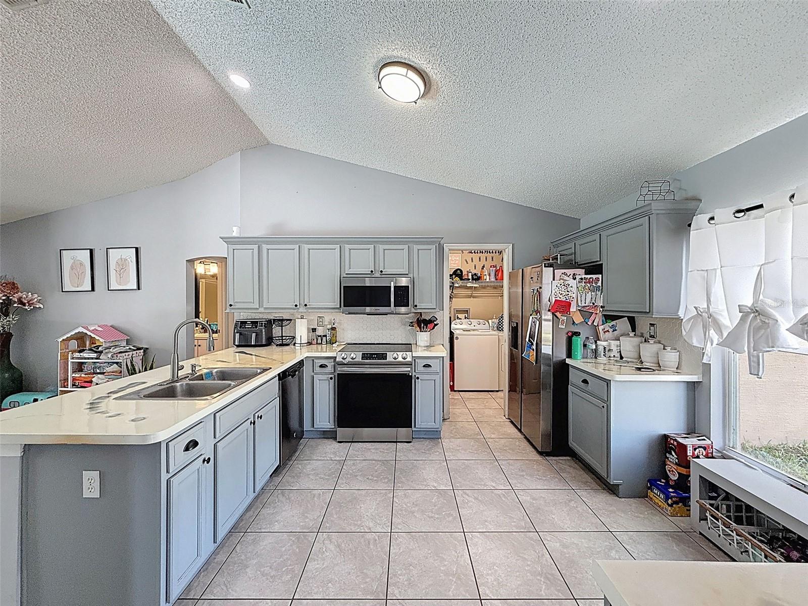 Listing photo id 33 for 12552 Corrine Avenue