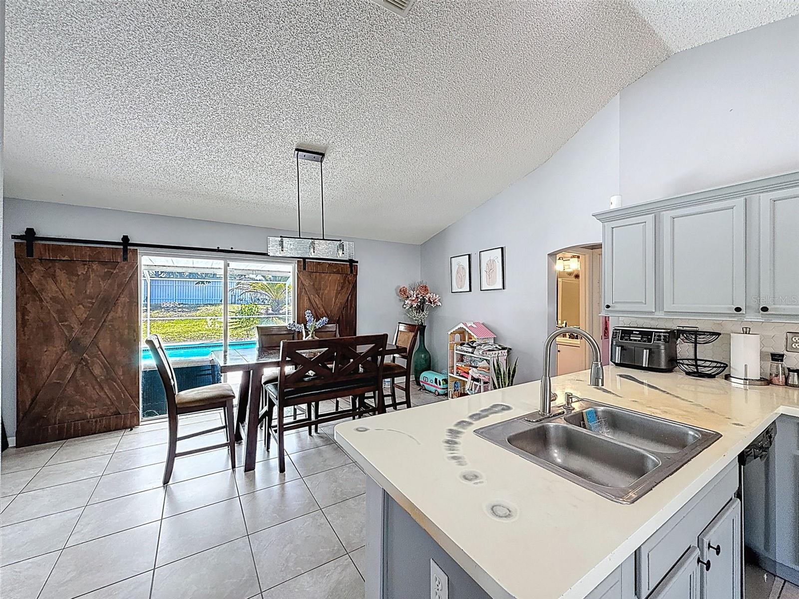 Listing photo id 37 for 12552 Corrine Avenue