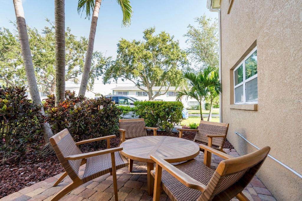 Image 33 of 40 For 1050 Rafael Boulevard Ne 2