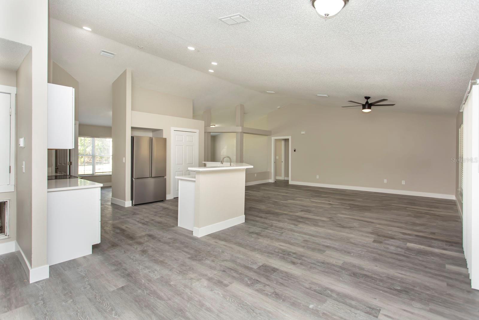 Listing photo id 8 for 5635 Matheson Drive