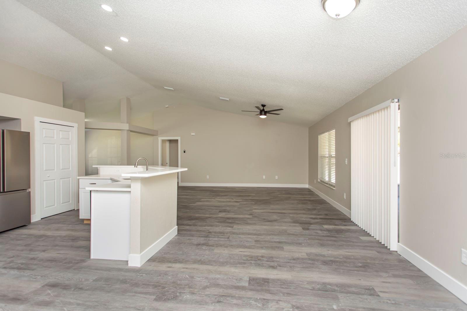 Listing photo id 9 for 5635 Matheson Drive