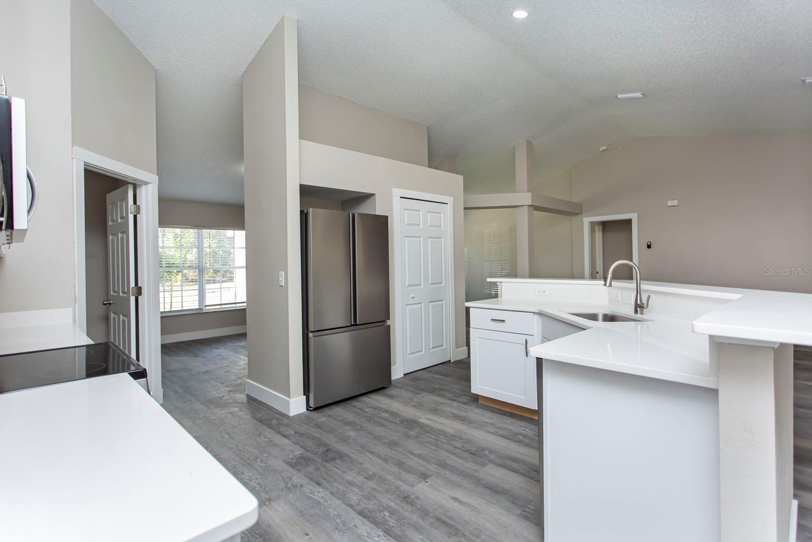 Listing photo id 10 for 5635 Matheson Drive