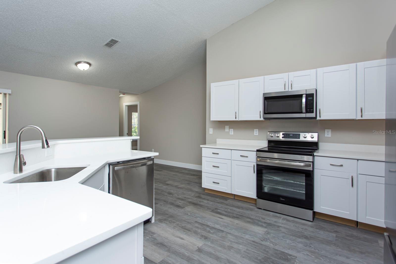 Listing photo id 11 for 5635 Matheson Drive