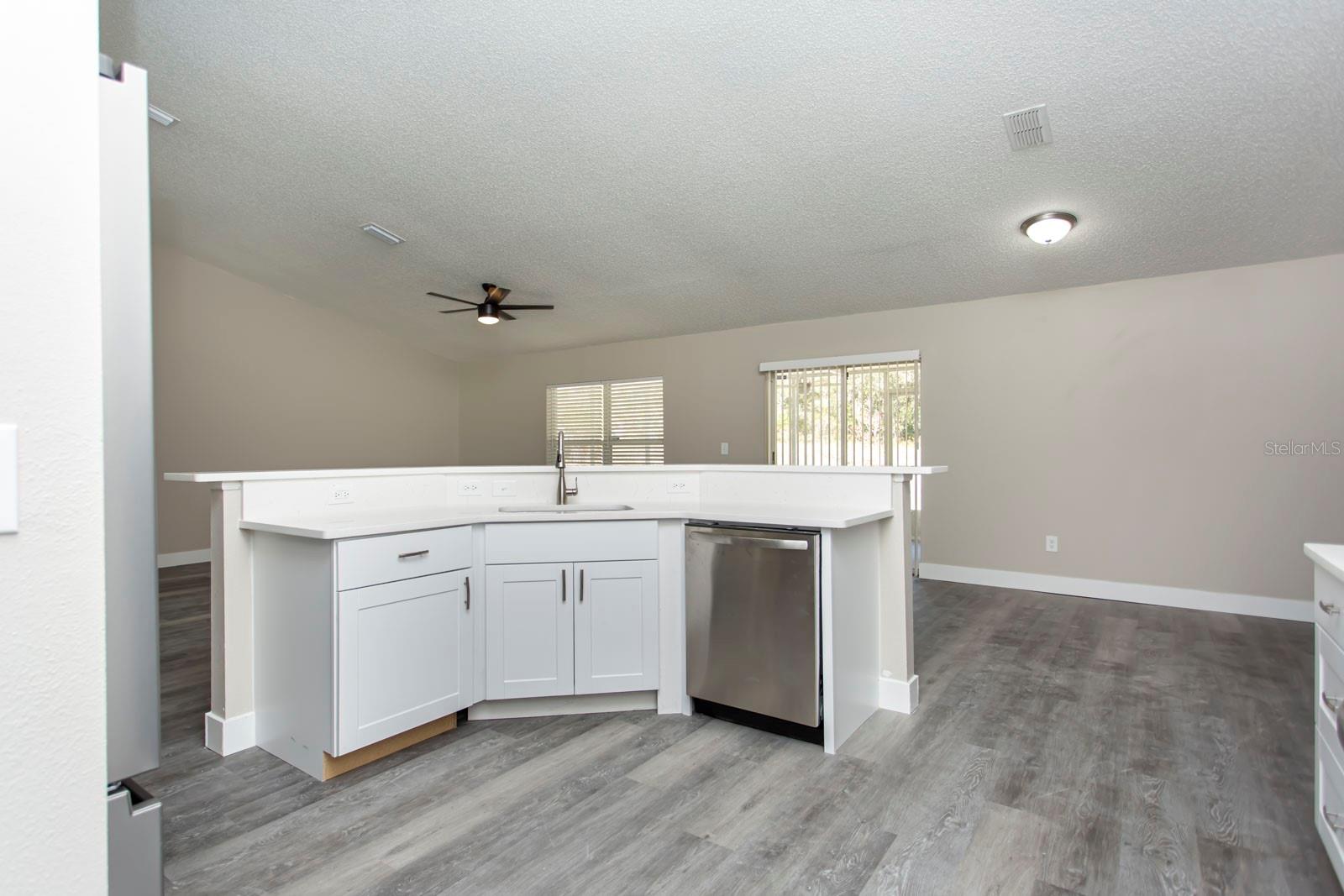 Listing photo id 12 for 5635 Matheson Drive