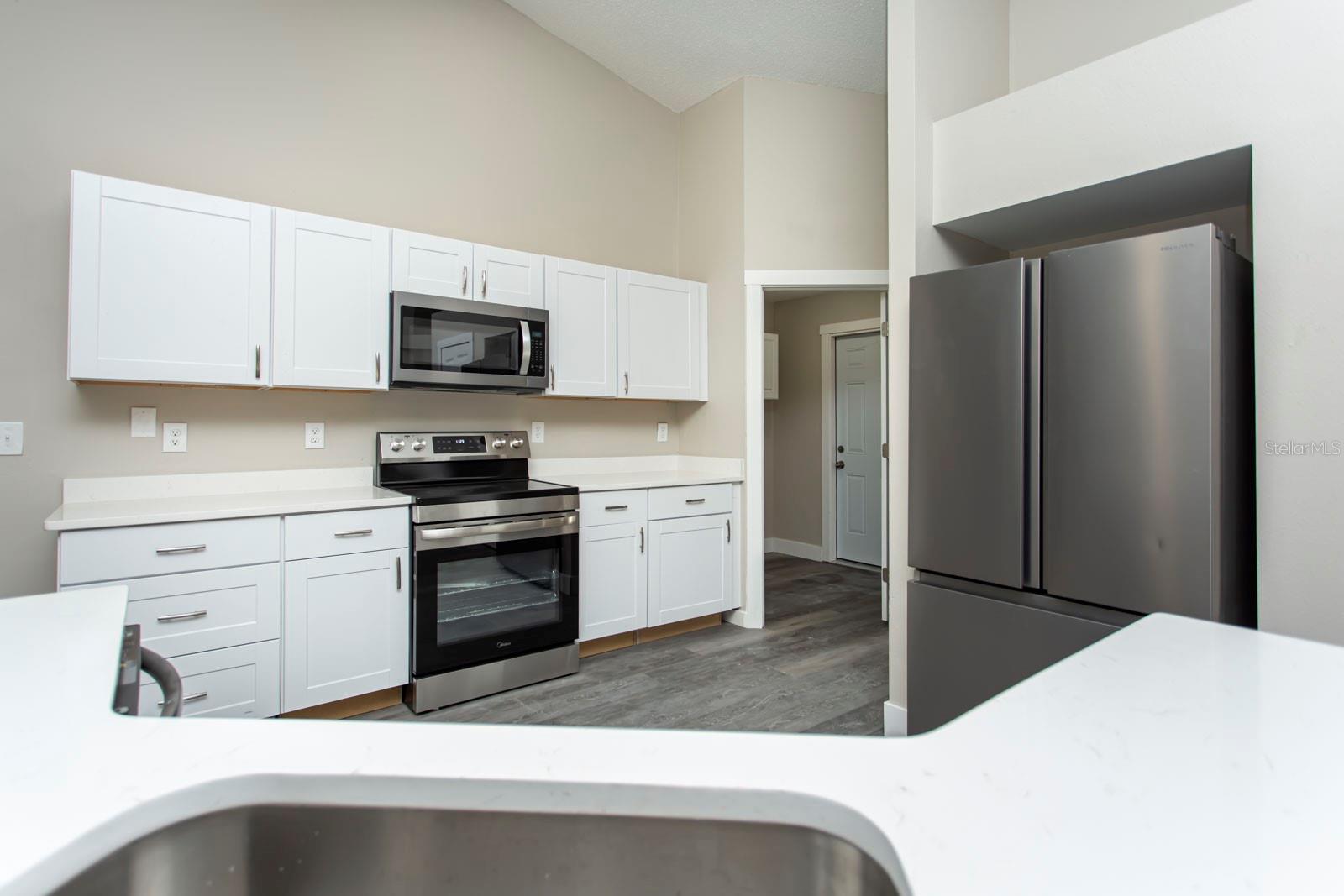 Listing photo id 13 for 5635 Matheson Drive